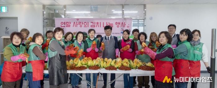 신탄진동 새마을부녀회 회원들이 20일 지역 취약계층을 위한 김장 김치를 담근 후 기념 촬영을 하고 있다