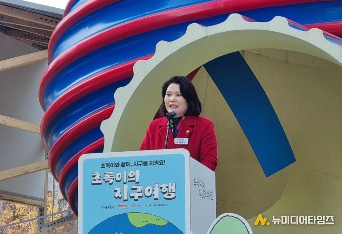 2025 자원순환 시민행사 ‘초록이의 지구여행’에서 축사하는 박춘선 부위원장