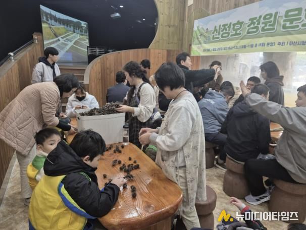 장애인 단체에서 솔방울을 만지며 체험을 하는 모습