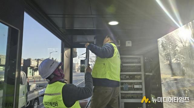 버스 승강장 난방기 살균, 세척 모습