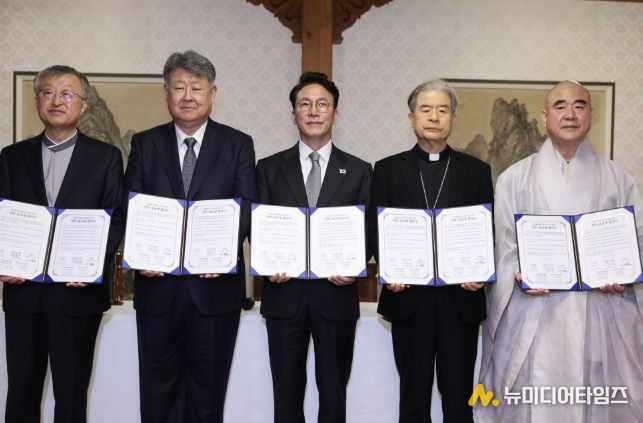 김민석 국무총리가 24일 삼청동 총리서울공관에서 열린 제1차 정부-종교계 생명존중 원탁회의를 갖기에 앞서 협약식을 하고 있다.
