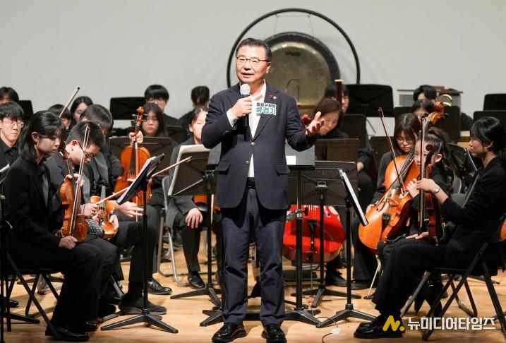 중랑구립 청소년오케스트라 단원들과 연주회장에 참석한 류경기 중랑구청장