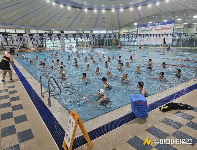 충주시, 어르신 수중운동교실 ‘효과 만점’