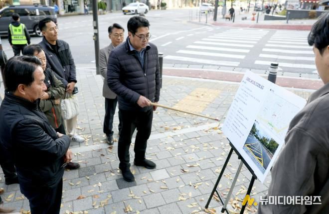 이성헌 서대문구청장(왼쪽)이 관계 직원으로부터 한성중고등학교 일대 도로 열선 설치사업 추진 현황을 보고받고 있다.