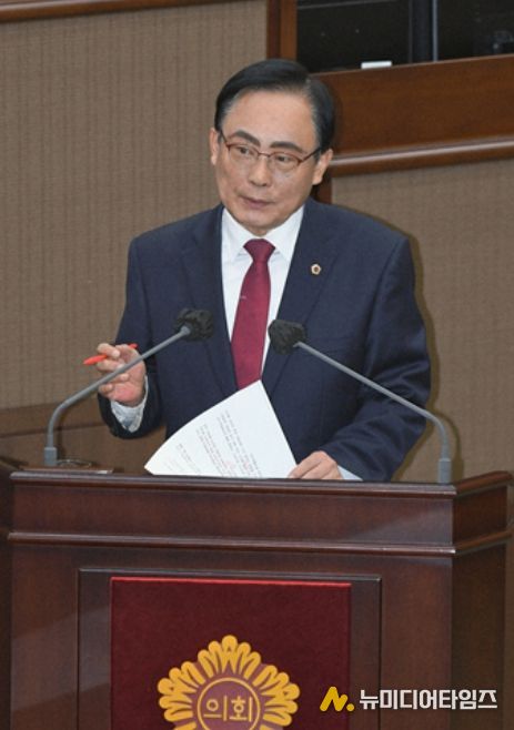 김형재 의원이 18일 열린 서울시의회 제333회 정례회 시정질문에서 정근식 서울시교육감을 상대로 질의를 하고 있다.