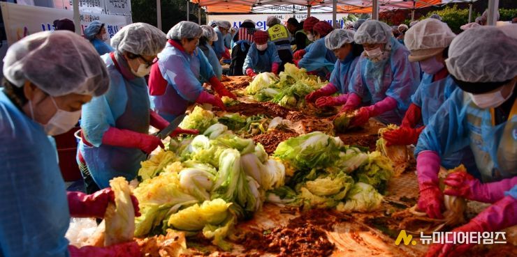 서산시자원봉사센터, 수재민·취약가정 돕는 ‘사랑의 김장나눔’ 행사