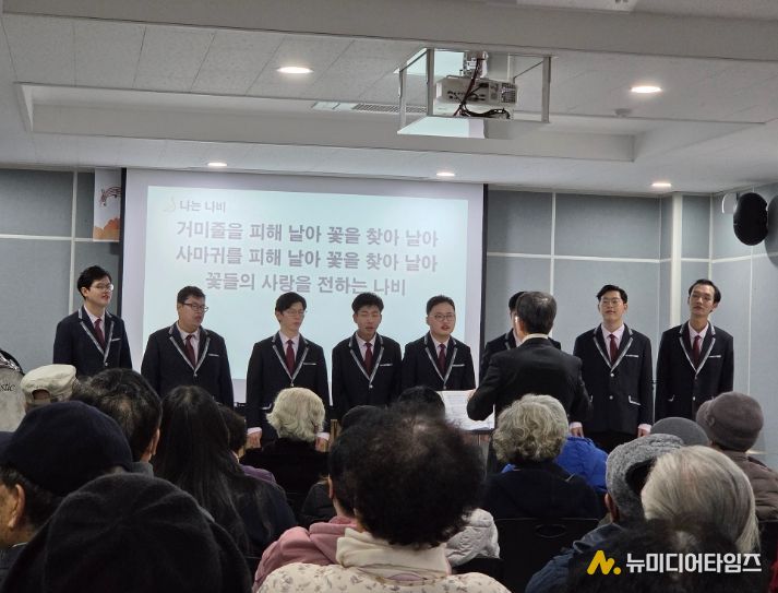 1. 천안시 서북구보건소 치매안심센터가 25일 어울림 음악회를 진행하고 있다.