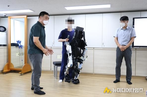 구로구가 도입한 보행 보조 재활 로봇을 시연 중인 모습