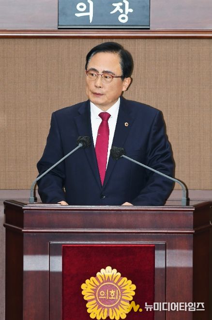 김형재 의원이 18일 열린 서울시의회 제333회 정례회 시정질문에서 서울시 교통실장을 상대로 질의를 하고 있다.