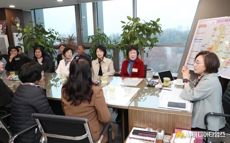 박희영 서울 용산구청장(오른쪽)이 동별 자원봉사캠프장들과 차담회를 갖고 지역의 자원봉사 활성화 방안을 논의하고 있다.
