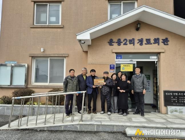 소각 산불 없는 녹색 마을 현판 전수 후 기념사진 촬영