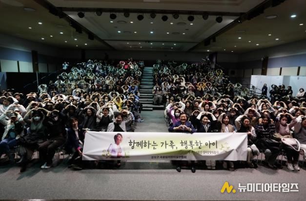 이승로 성북구청장(앞줄 오른쪽 일곱 번째)과 참석자들이 기념 촬영을 하고 있다