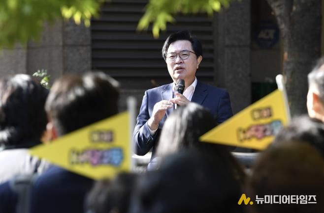 박일하 동작구청장이 지난해 12월, 사당2동 ‘갯마을 앞 좌회전 개통식’에서 인사말을 하고 있다.