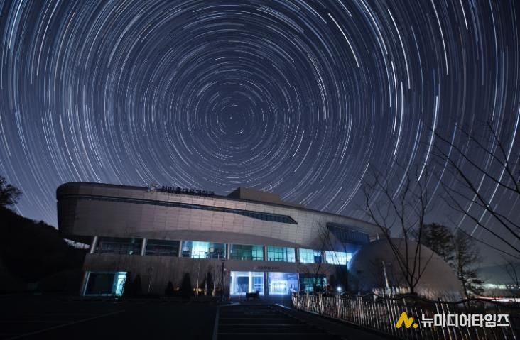 천안홍대용과학관 야간 모습.