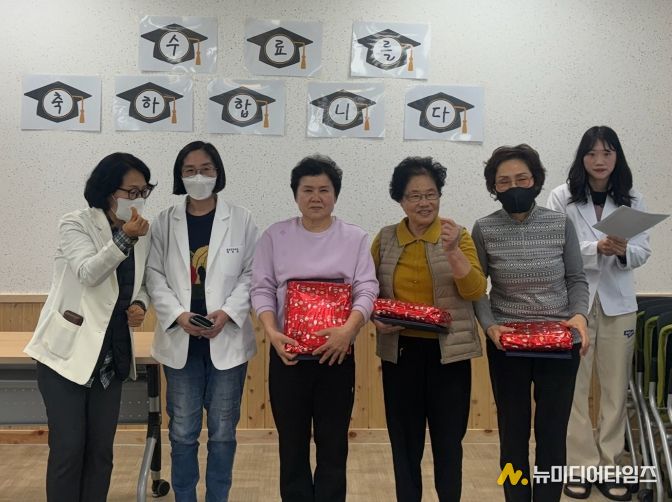 참여자들이 즐거운 모습으로 단체촬영을 하고 있다.