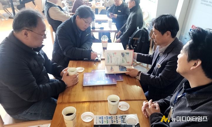 홍천군민 간절한 염원이 담긴 책자, 중앙부처에 전달!