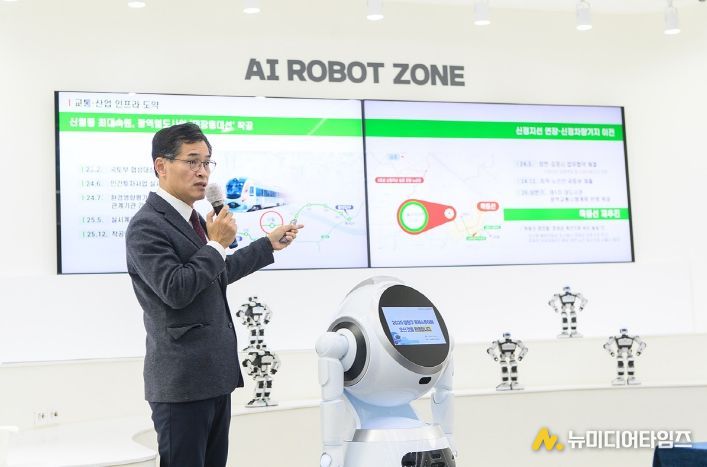 26일 넓은들미래교육센터에서 진행한 ‘서울시 출입기자 프레스투어’에서 브리핑 중인 이기재 양천구청장