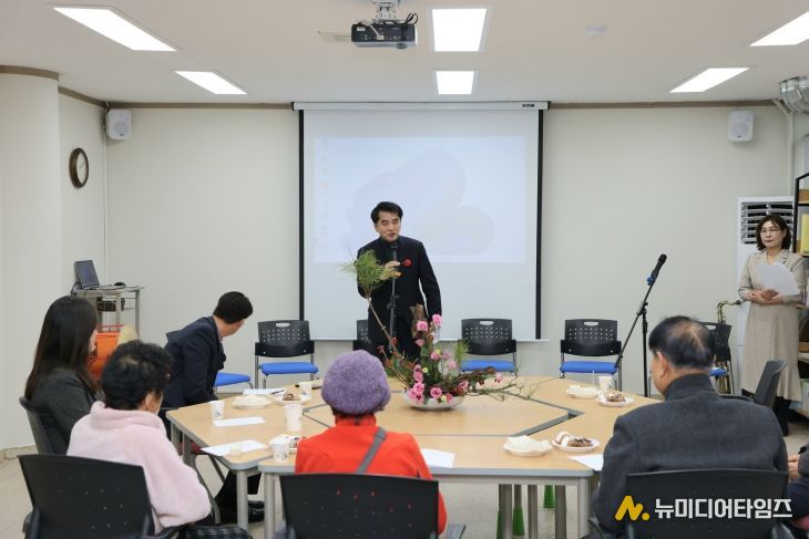 보은군 흙사랑, ‘2025년 시화 전시회 및 발표회’ 성황 개최-최재형군수 축사 모습