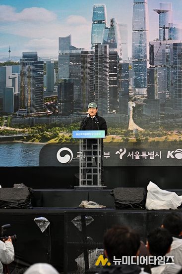 오세훈 서울시장이 27일 용산구 철도정비창 일대에서 열린 '용산국제업무지구 기공식'에서 기념사하고 있다.