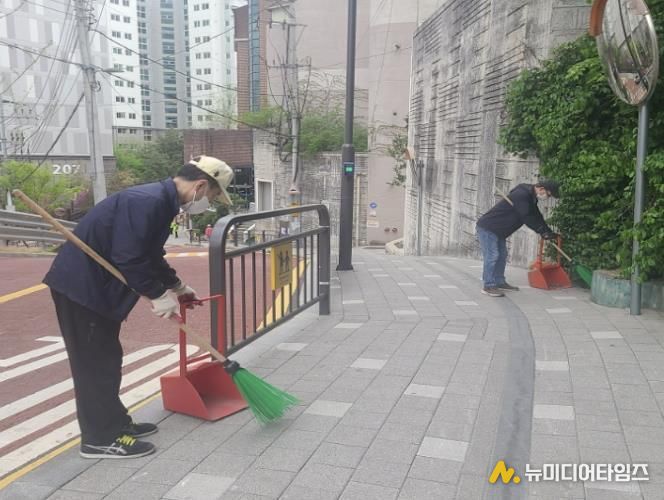 동행일자리 사업 참여자가 근무하는 모습