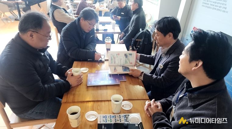 용문홍천광역철도 홍보책자 중앙부처 전달