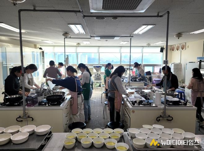 천안시농업기술센터가 우리쌀·밀 활용 가공기술 전문교육을 진행하고 있다.