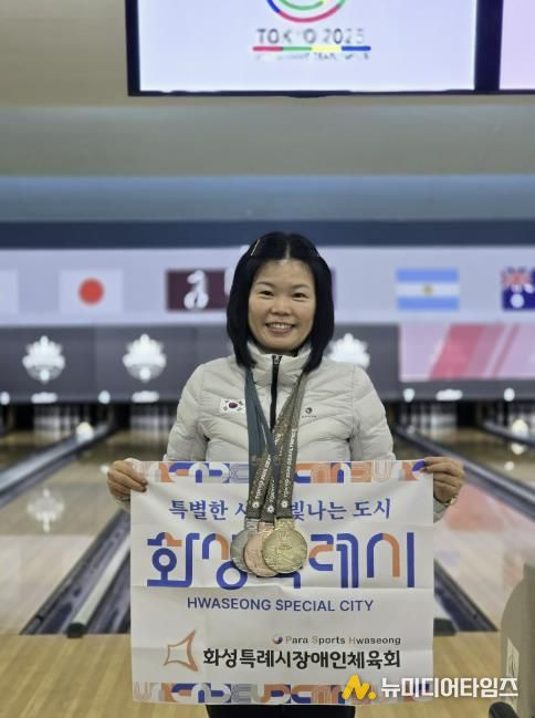 2025 도쿄 데플림픽에서 금1·은1·동1의 성적을 거둔 박선옥 선수가 메달을 목에 걸고 기념촬영하고 있다