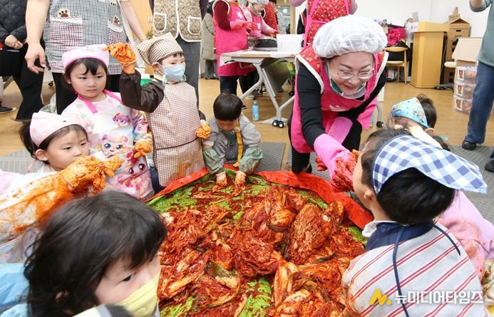 박희영 용산구청장이 ‘한마음 김장나눔’ 행사에서 청파어린이집 원아들과 함께 김장을 담그고 있다.