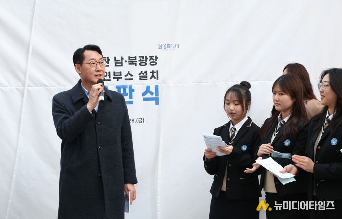 정명근 화성특례시장이 학생들과 흡연부스 설치에 따라 정화된 거리 환경에 대해 이야기 하고 있다