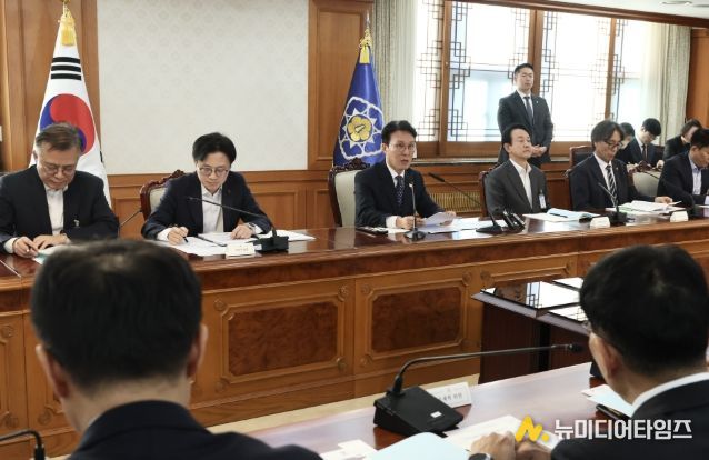 김민석 국무총리가 28일 세종대로 정부서울청사에서 열린 국가첨단전략산업위원회를 주재하고 있다.