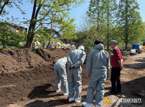 (전문가 컨설팅) 악취 전문가가 아산시 소재 축산농가를 방문해 악취저감을 위한 방안을 마련하기 위해 시설을 점검하고 있다.