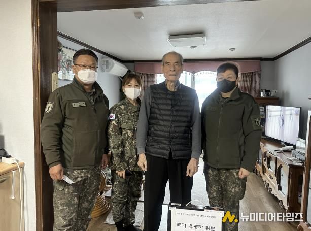 여성예비군소대 국가유공자 위문품 전달 모습