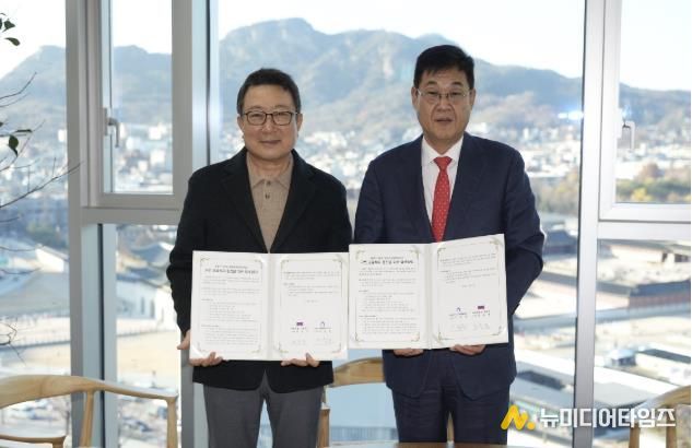 이옥원 (사)미래경제교육네트워크 이사장(좌)과 정문헌 종로구청장(우)