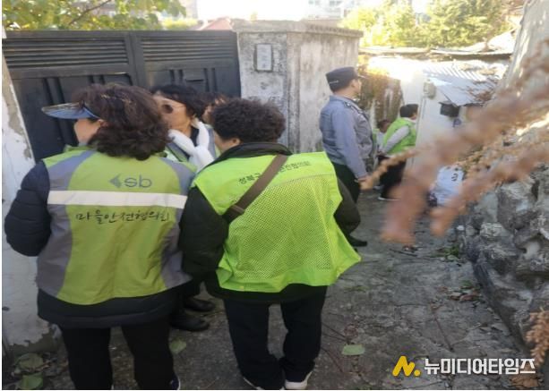 성북동 민·관·경 합동 순찰단이 관내 위험시설물을 순찰하고 있다.