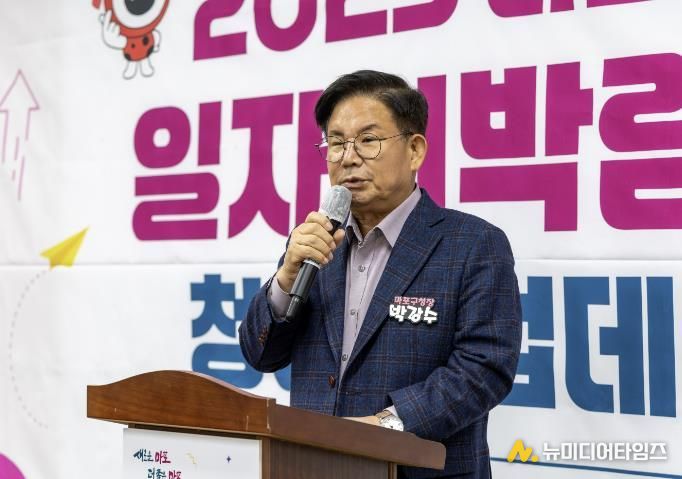 2025년 마포구 일자리박람회에 참여한 박강수 마포구청장