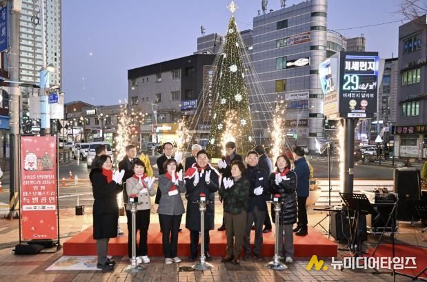 점등버튼 앞 단체사진