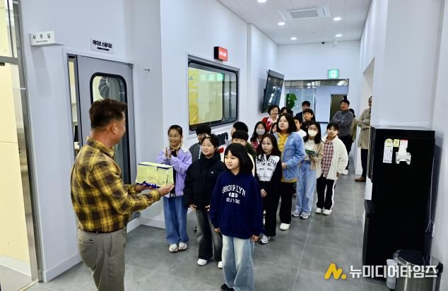속초미디어센터 견학 중인 초등학교 학생들