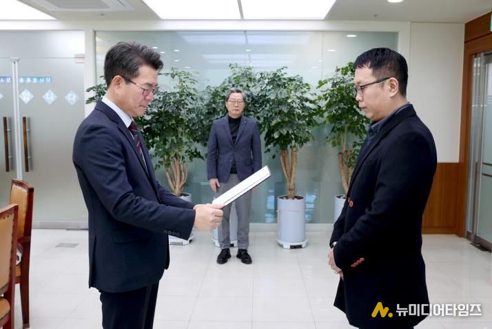 지난 1일 정원오 성동구청장(좌측)이 노동이사 임명장을 수여하고 있는 모습