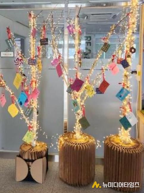 서대문구 자원되살림센터 로비에 설치된 ‘친환경 크리스마스트리’