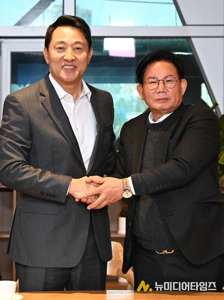 오세훈 시장 3일 오전 박강수 마포구청장을 만나 면담 전 기념사진을 촬영하고 있다.