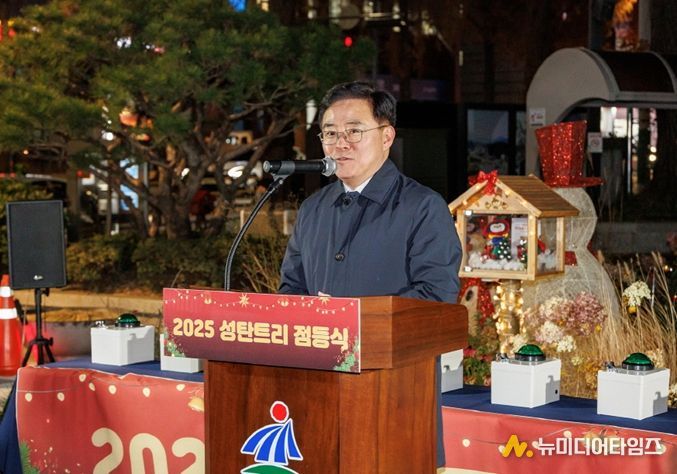 진교훈 서울 강서구청장이 2일 오후 5시 30분 구청 앞마당에서 연말을 맞아 열린 ‘성탄트리 점등식’에서 인사말을 하고 있다.