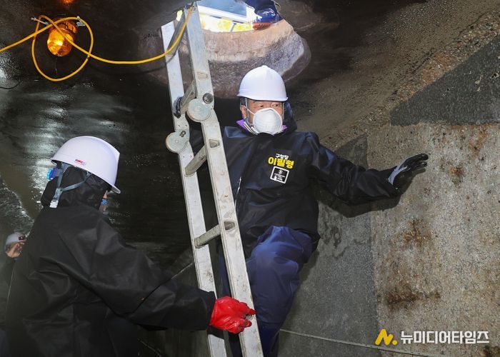 이필형 동대문구청장, 하수암거 속으로 직접 내려가 안전 점검