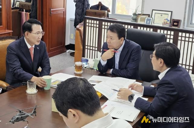 이완섭 서산시장이 지난 11월 13일 국회에서 성일종 의원을 만나 주요 현안 사업에 대한 국비 반영을 건의했다.