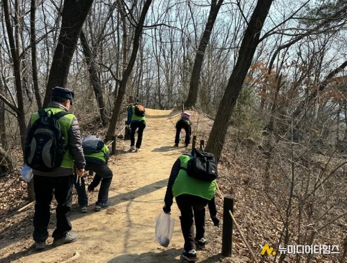 북한산둘레길 지킴이 사업 참여자들이 환경정비를 하고 있다.