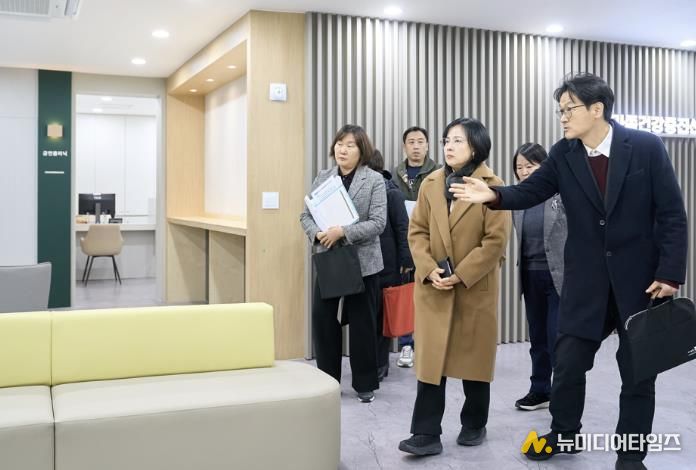 이수희 강동구청장이 강동구보건소 ‘가족건강증진센터’ 조성 현장을 점검하고 있다.