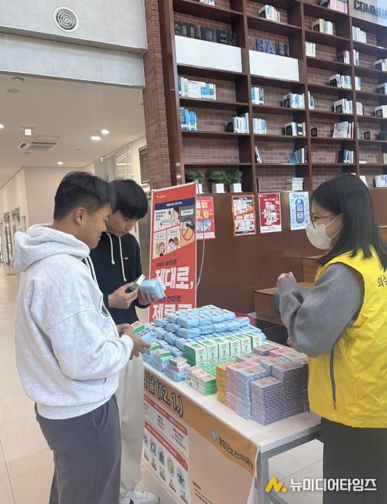 군 보건의료원 관계자가 충남도립대학교에서 학생들을 대상으로 에이즈 예방 캠페인을 진행하며 홍보 리플렛과 물품을 배부하고 있다.