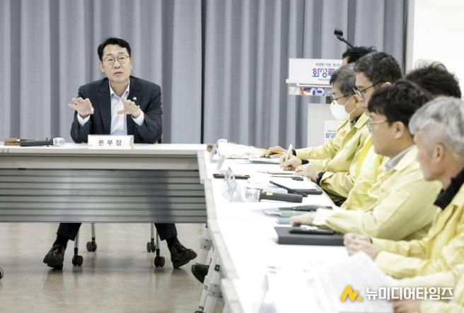 3일 정명근 화성특례시장이 관계 공무원들과 함께 동탄숲 생태터널 전면 통제에 따른 교통 대책 조치사항을 점검하고 있다