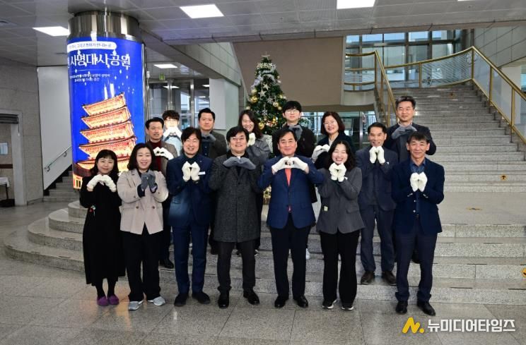 희망의 불 밝힌 김천시청 성탄트리