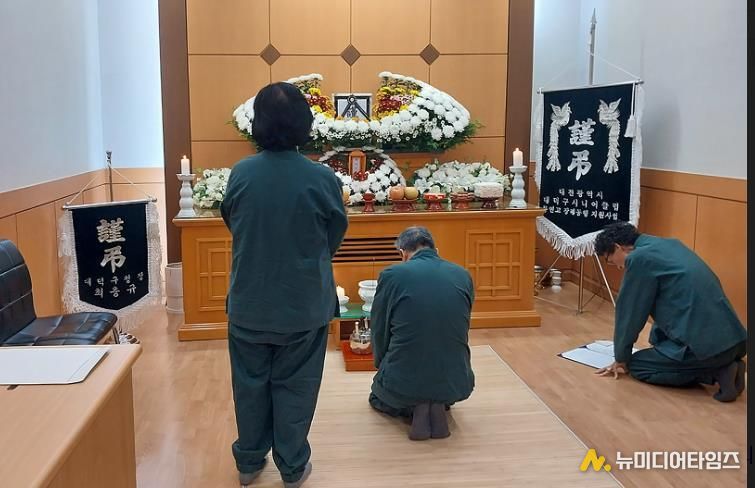 대전 대덕구가 4일 무연고 사망자 등 장례 지원이 필요한 고인을 위해 공영장례를 진행했다. 사진은 노인일자리 참여 어르신들이 고인의 마지막 길을 함께하고 있다.