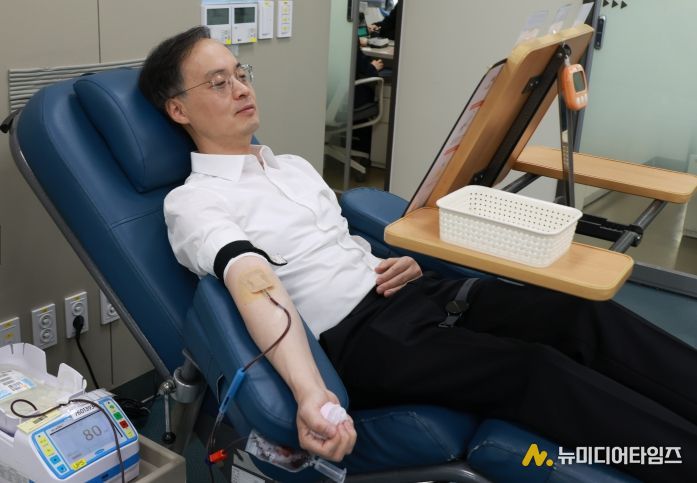 이복원 경제부지사, 헌혈의집 방문해 헌혈 참여